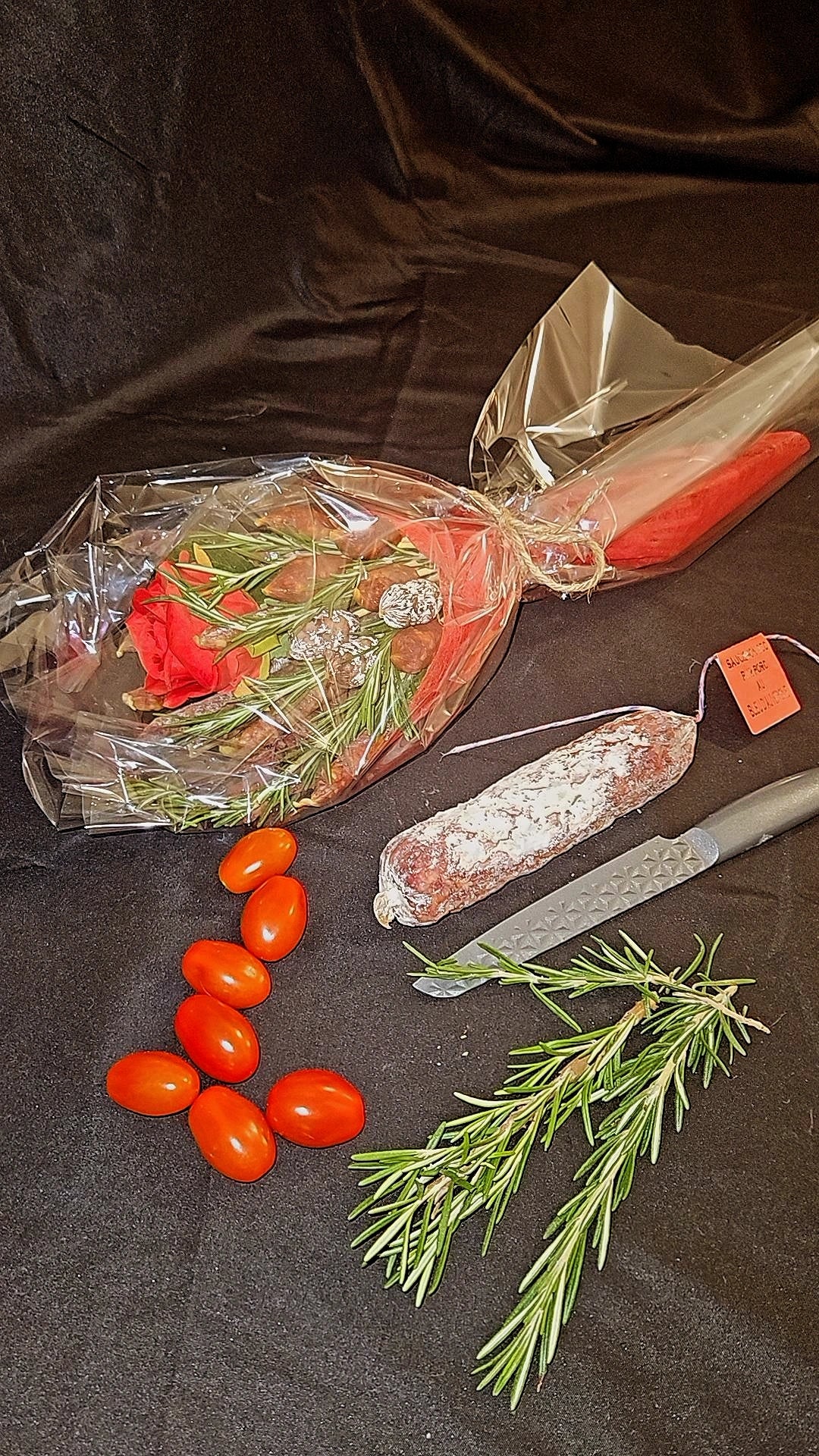 Bouquet de saucissons artisanaux pour cadeau apéritif original d'amour