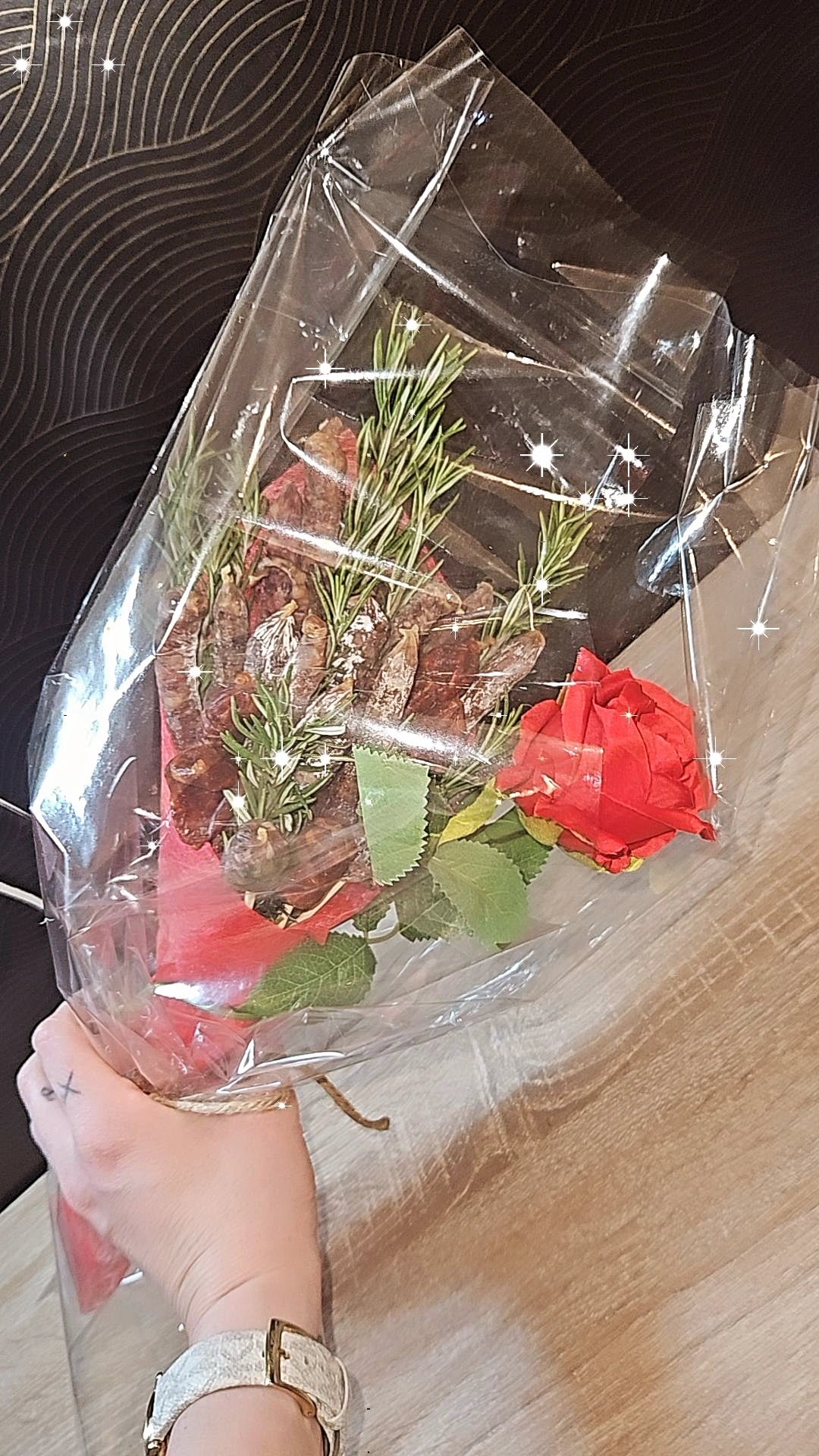 Bouquet de saucissons artisanaux pour cadeau apéritif original d'amour